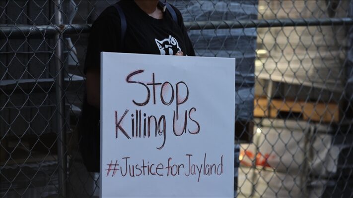 ABD’de siyahi genci 46 kurşunla öldüren polisler jüri tarafından suçsuz bulundu